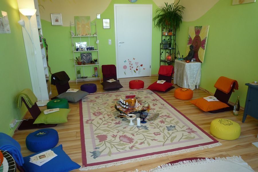 Ein Zimmer mit einem Teppich und vielen Kissen auf dem Boden