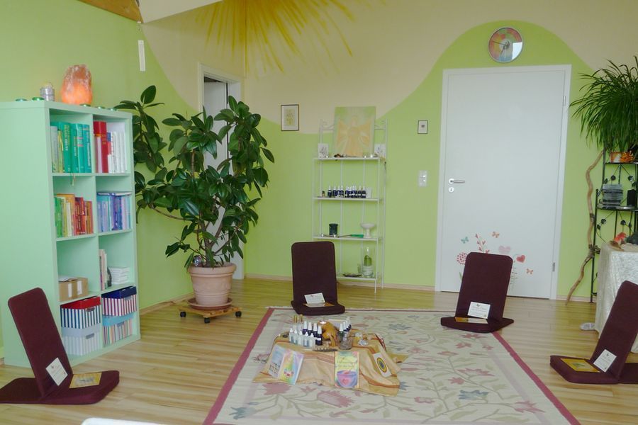 Ein Raum mit einem Teppich und Stühlen darin