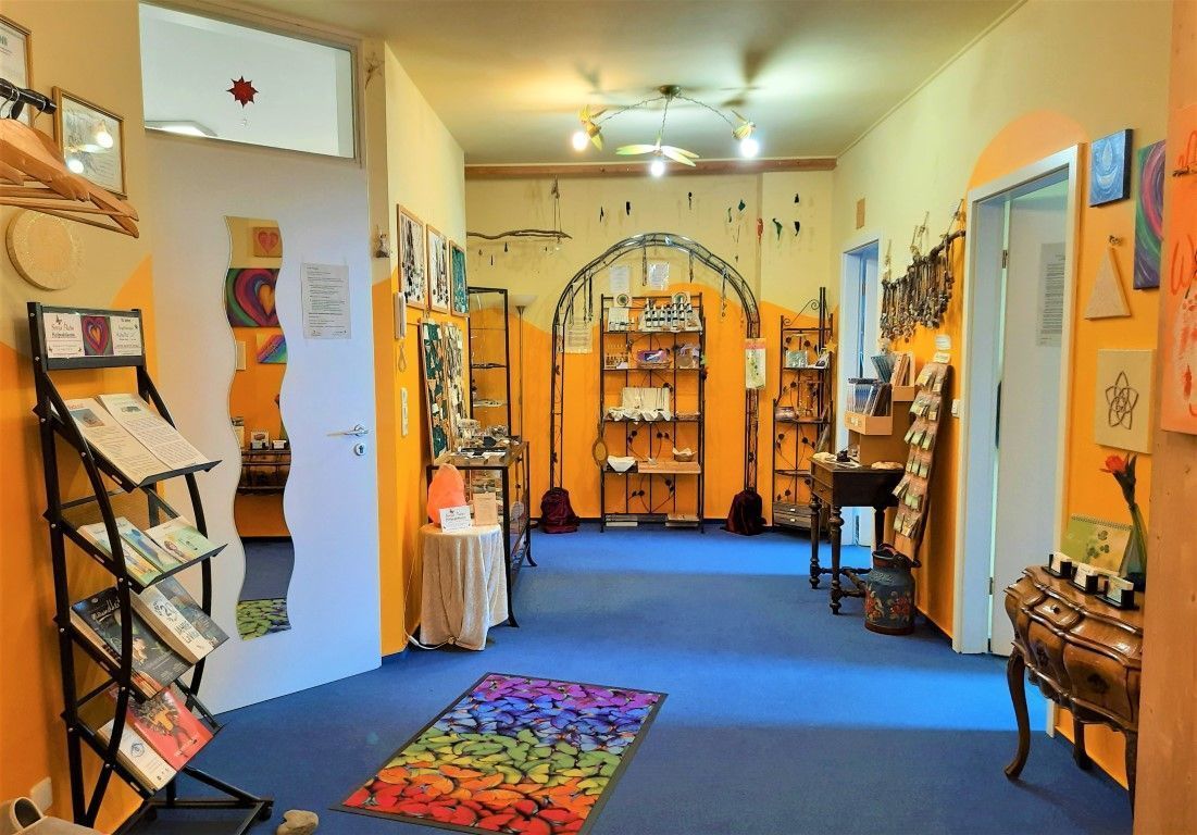 Ein Flur mit einem Regenbogenteppich auf dem Boden