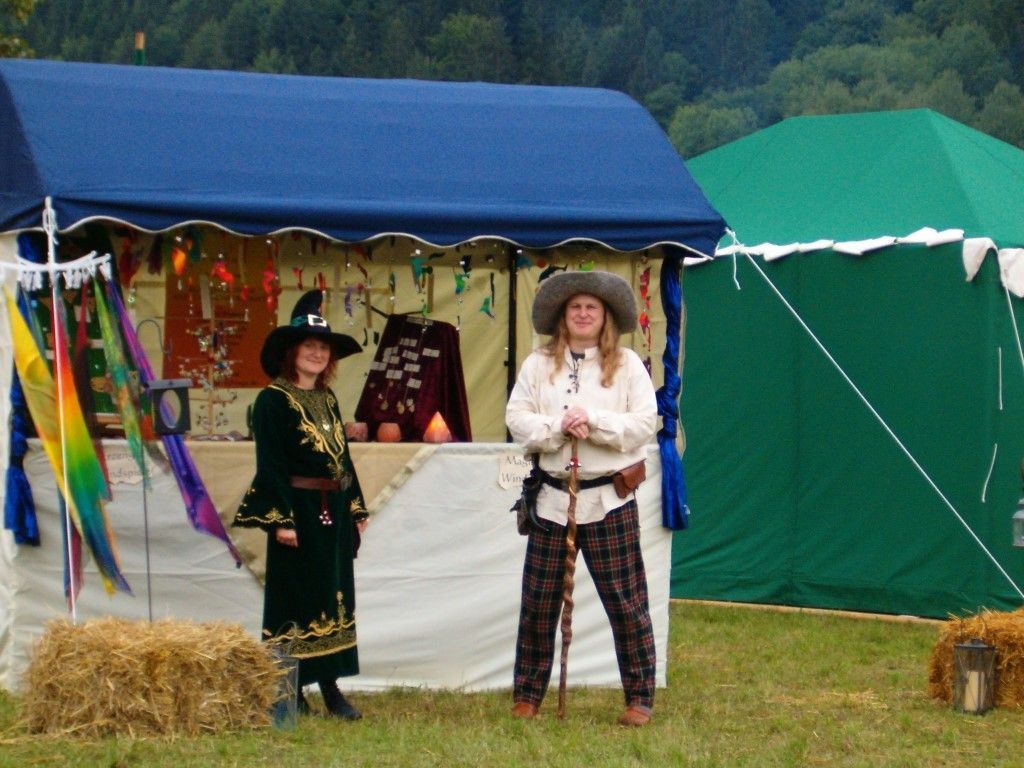 Ein paar Leute stehen vor einem Zelt