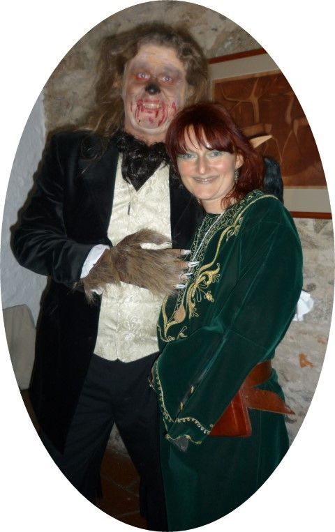 Eine Frau steht neben einem als Werwolf verkleideten Mann