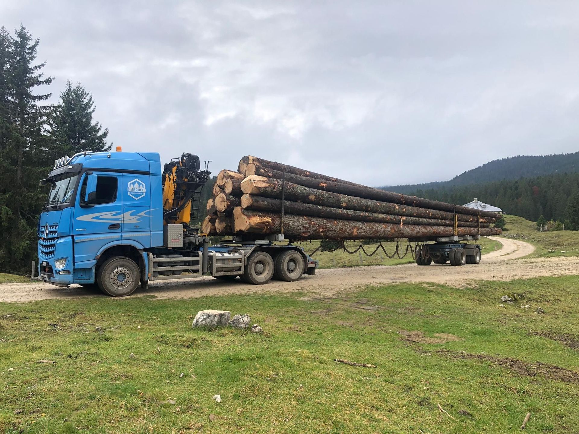 Transport et vente de bois suisse dans le Jura - Jaquet Transport et Commerce de Bois