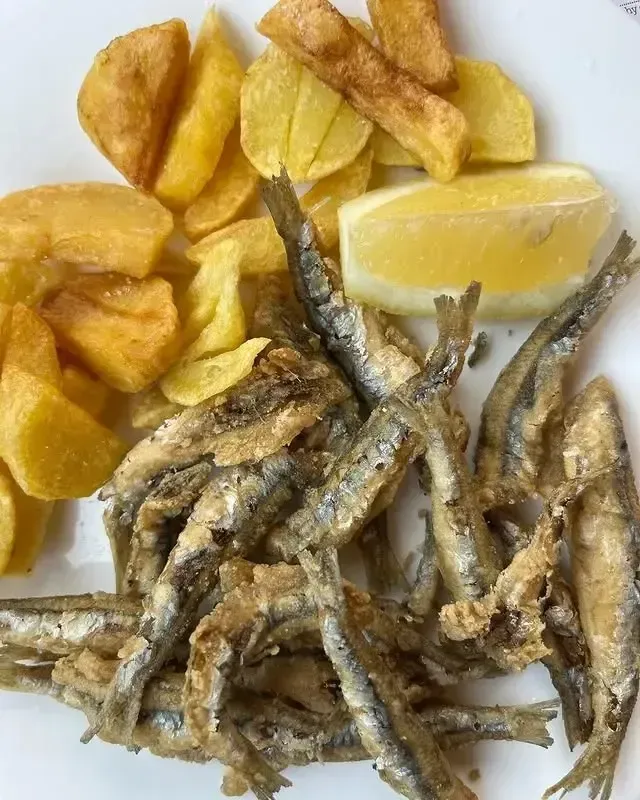 Icono de marcador de posición gris claro con un sol y montañas sobre fondo blanco