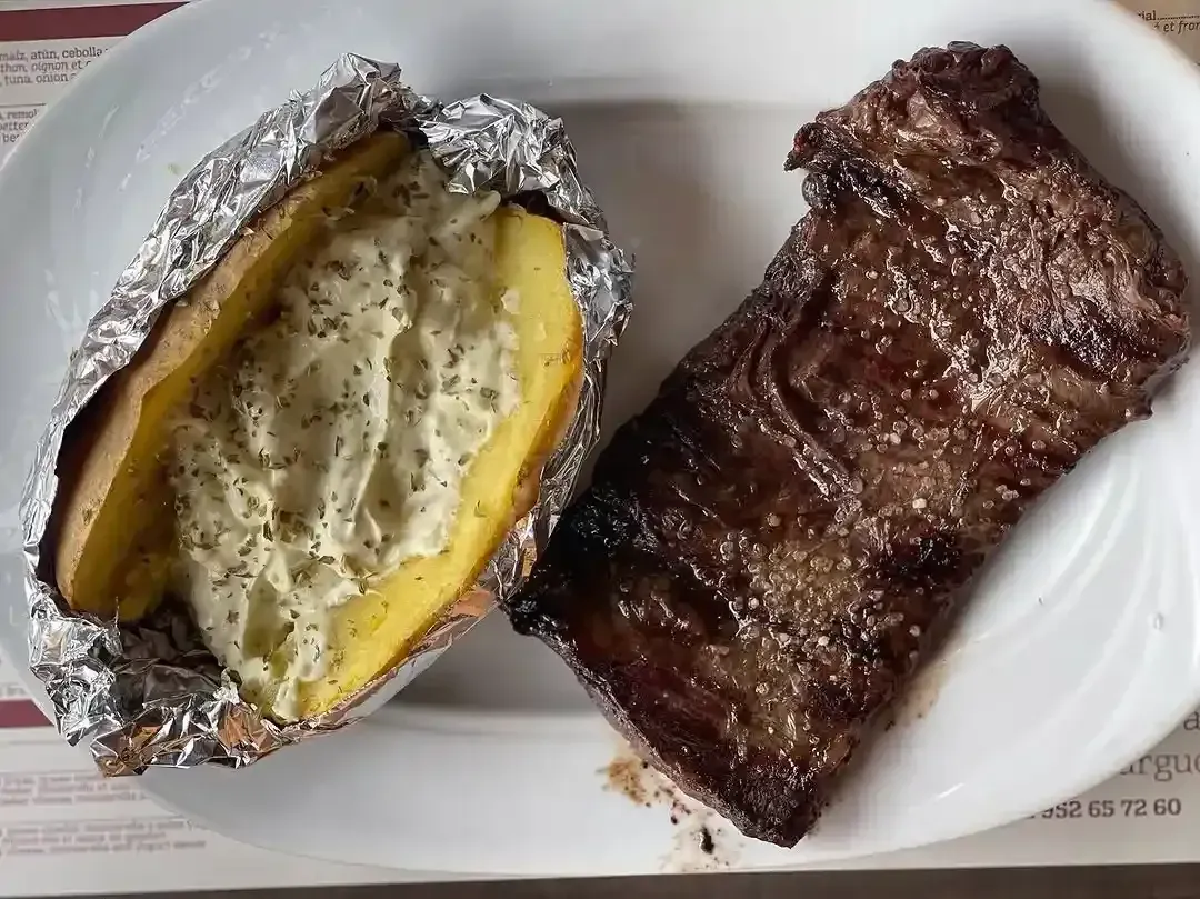 Icono de marcador de posición gris claro con un sol y montañas sobre fondo blanco