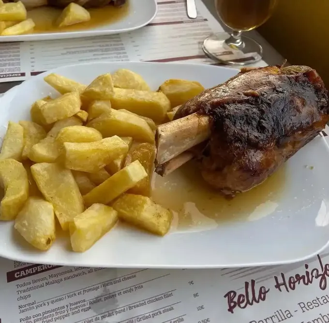 Icono de marcador de posición gris claro con un sol y montañas sobre fondo blanco