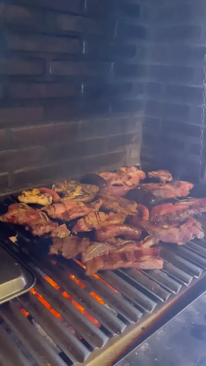 Icono de marcador de posición gris claro con un sol y montañas sobre fondo blanco