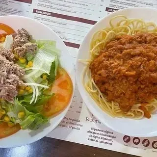 Icono de marcador de posición gris claro con un sol y montañas sobre fondo blanco