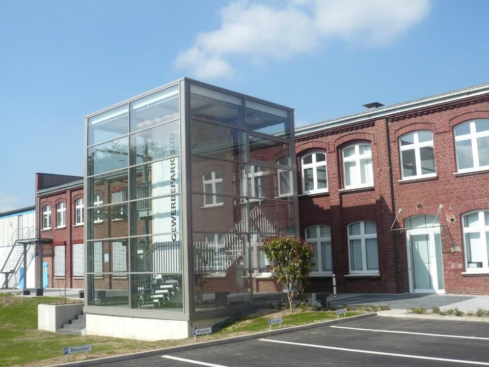 Gewerbepark-Süd – Gebäude und Eingang