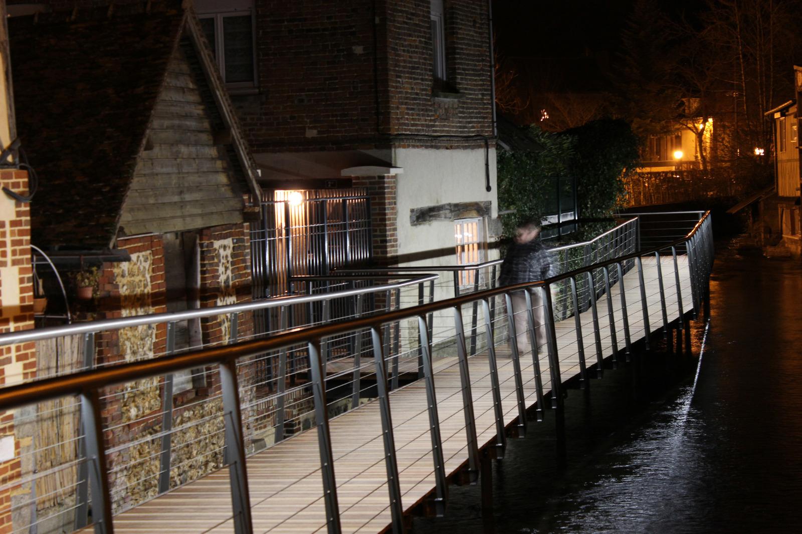Passerelle mixte (bois-métal) piétons sur la commune de Bernay (27)