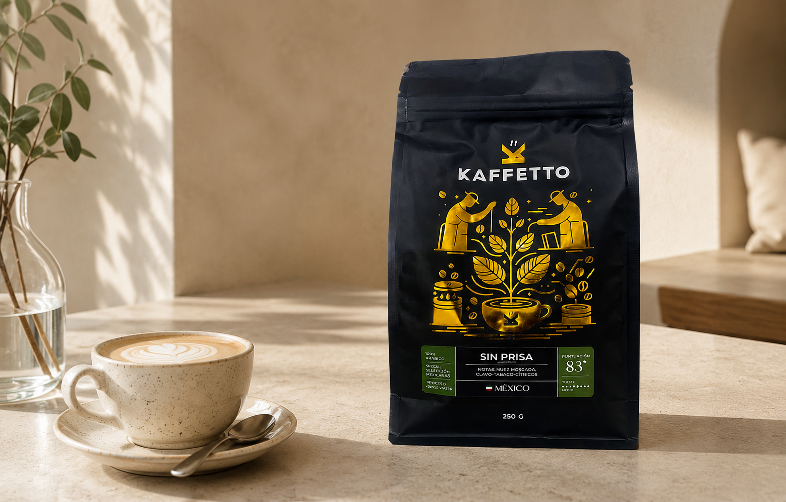 Una bolsa de café Black Kaffeito sobre una mesa junto a una taza y un platillo humeantes, bajo la cálida luz del sol.