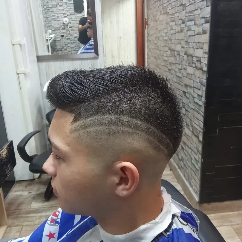 Un hombre se está cortando el pelo en una peluquería.