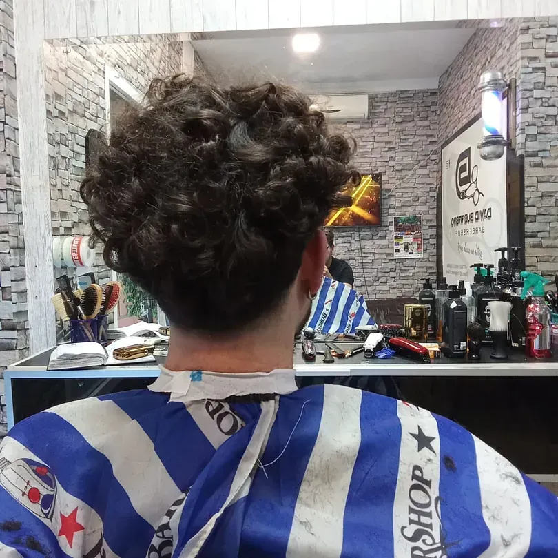 Un hombre se está cortando el pelo en una peluquería.