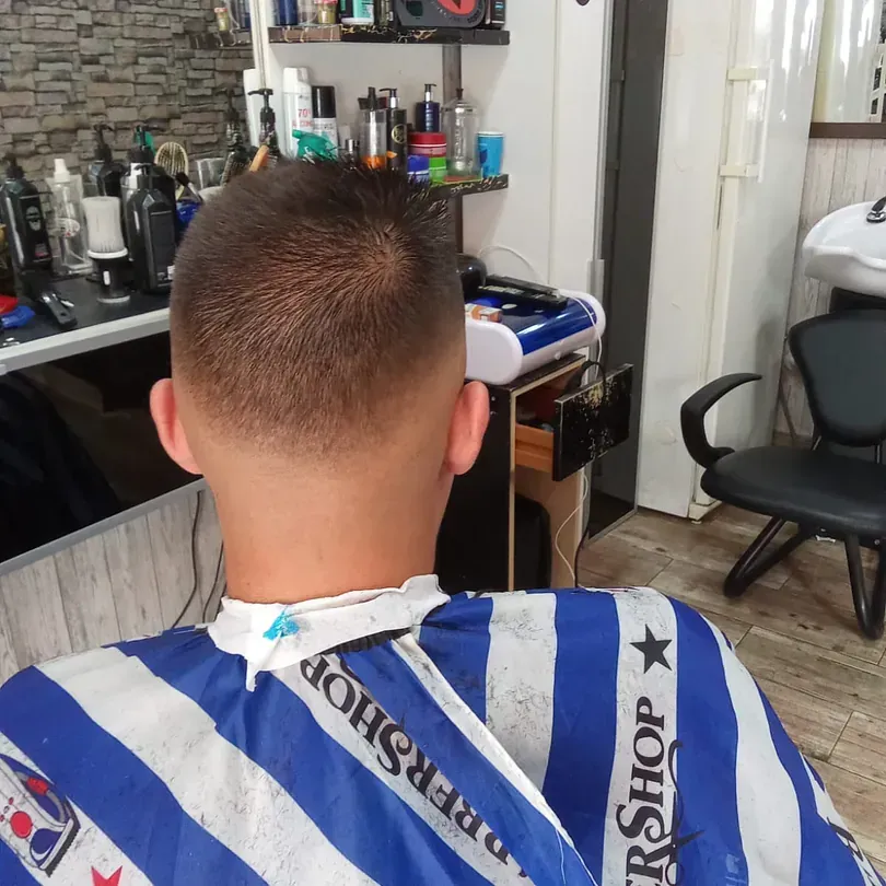 Un hombre se está cortando el pelo en una peluquería.