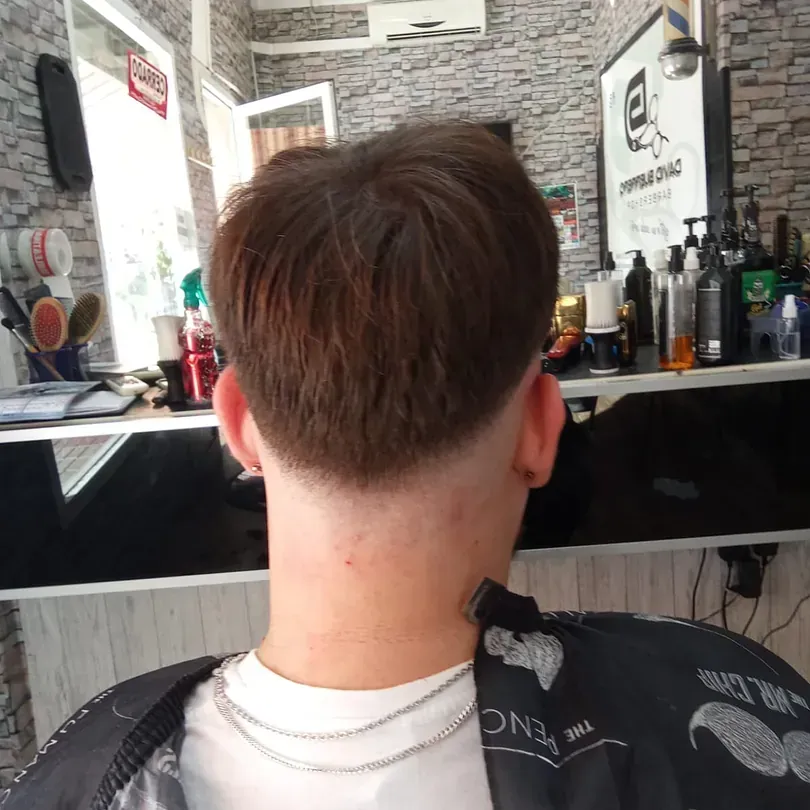 Un hombre se está cortando el pelo en una peluquería.