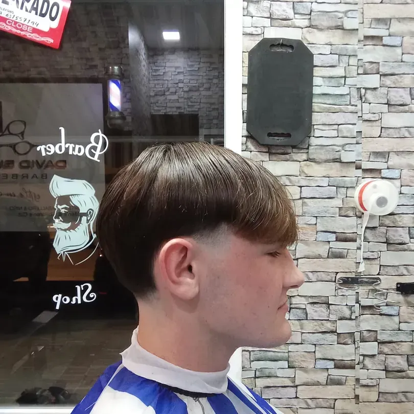 Un niño se está cortando el pelo en una peluquería.