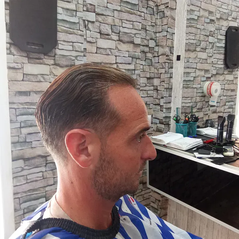 Un hombre se está cortando el pelo en una peluquería.