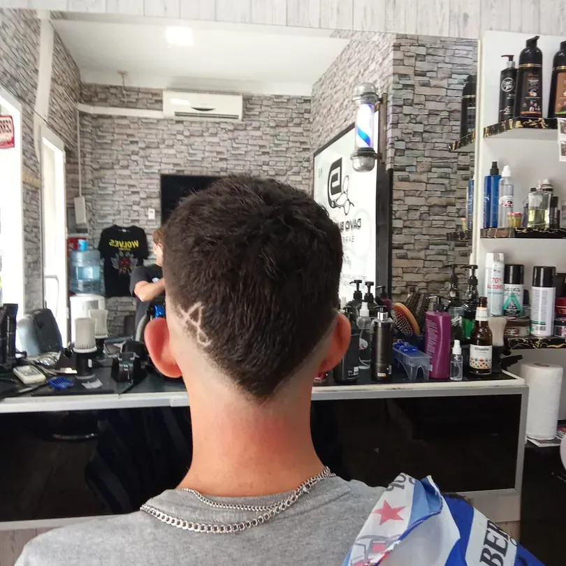 Un hombre se está cortando el pelo en una peluquería.