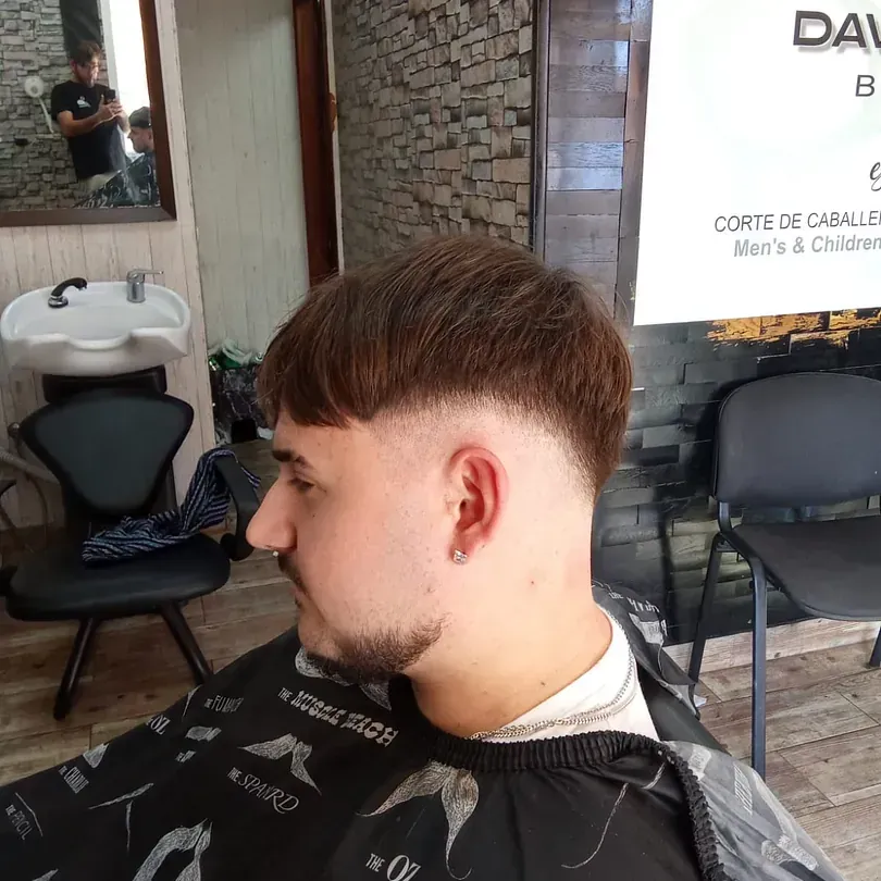 Un hombre se está cortando el pelo en una barbería.