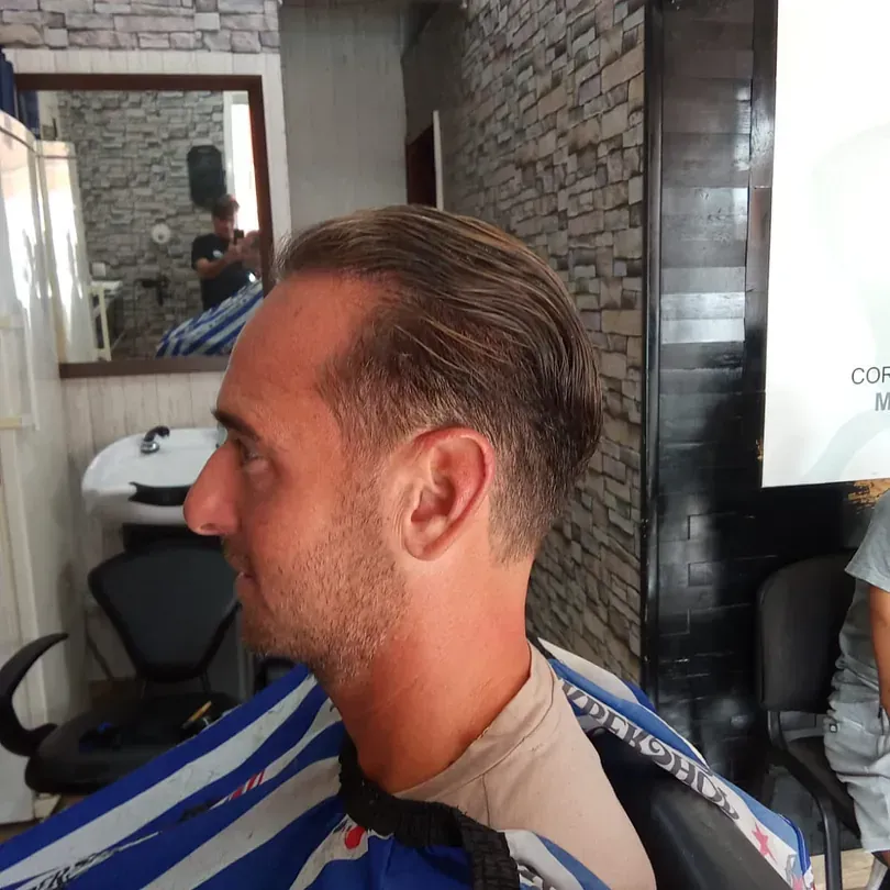 Un hombre se está cortando el pelo en una peluquería.