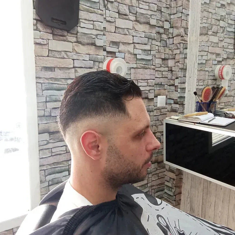 Un hombre se está cortando el pelo en una barbería.