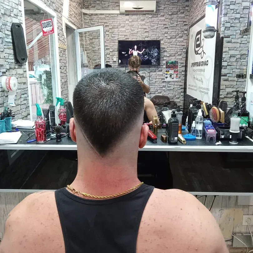 Un hombre se está cortando el pelo en una peluquería.