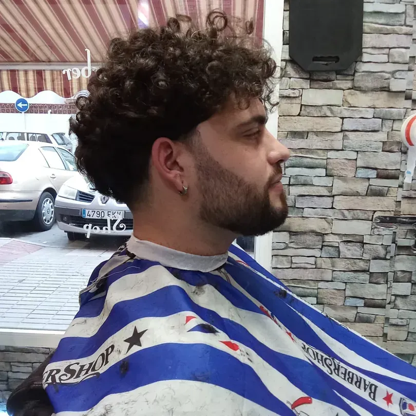 Un hombre se está cortando el pelo en una peluquería.