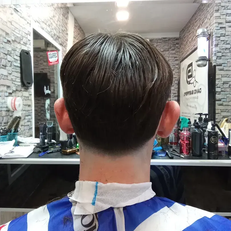 Un hombre se está cortando el pelo en una peluquería.