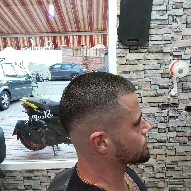 Un hombre se está cortando el pelo en una peluquería.