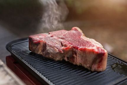 Stück Fleisch wird gegrillt