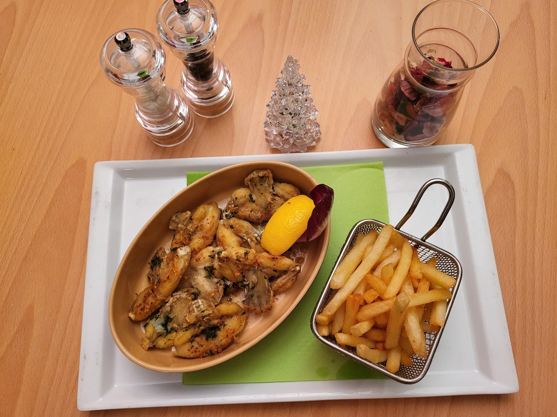 Plat avec viande et frites
