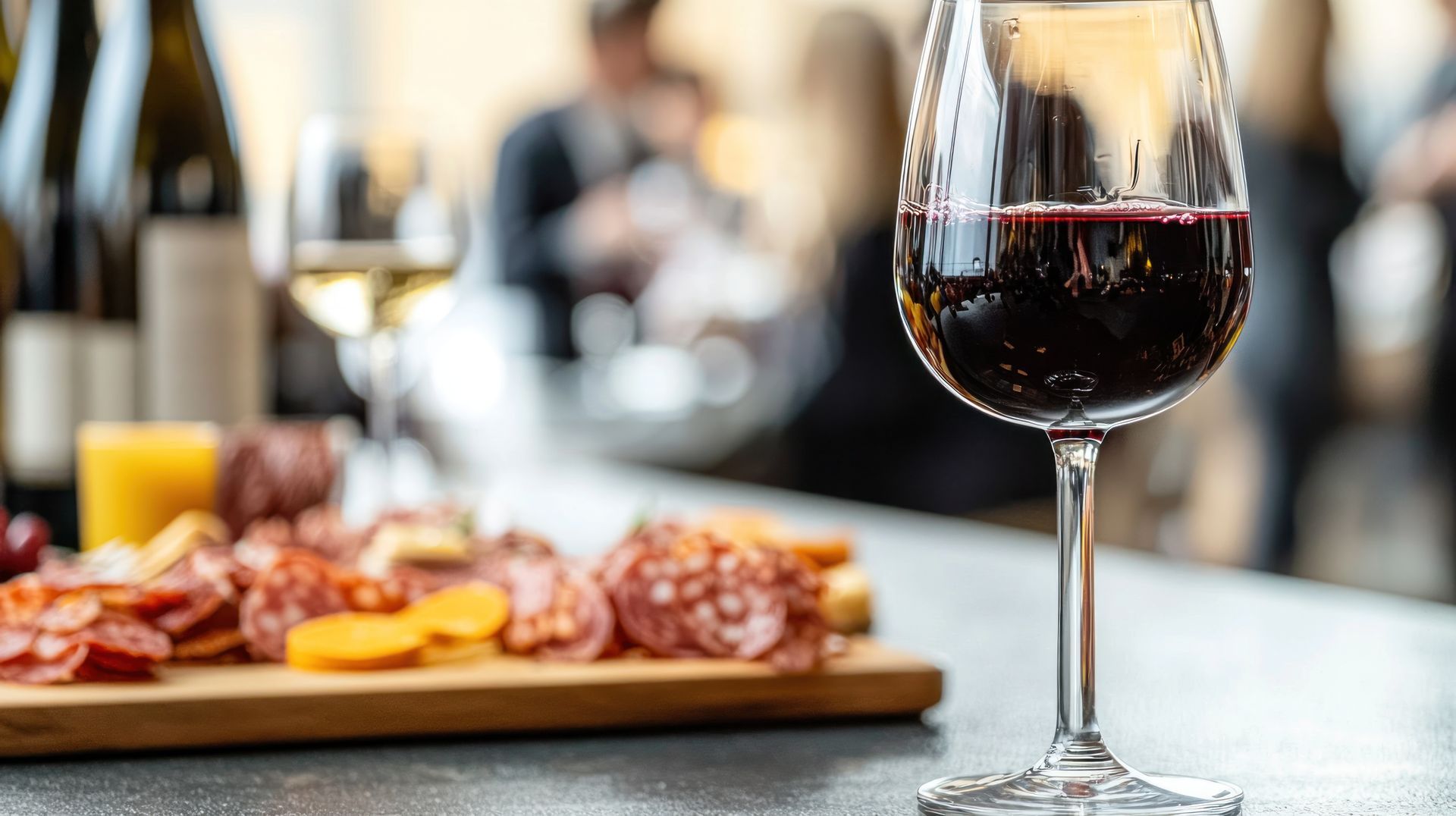 Verre de fin et planche de charcuterie