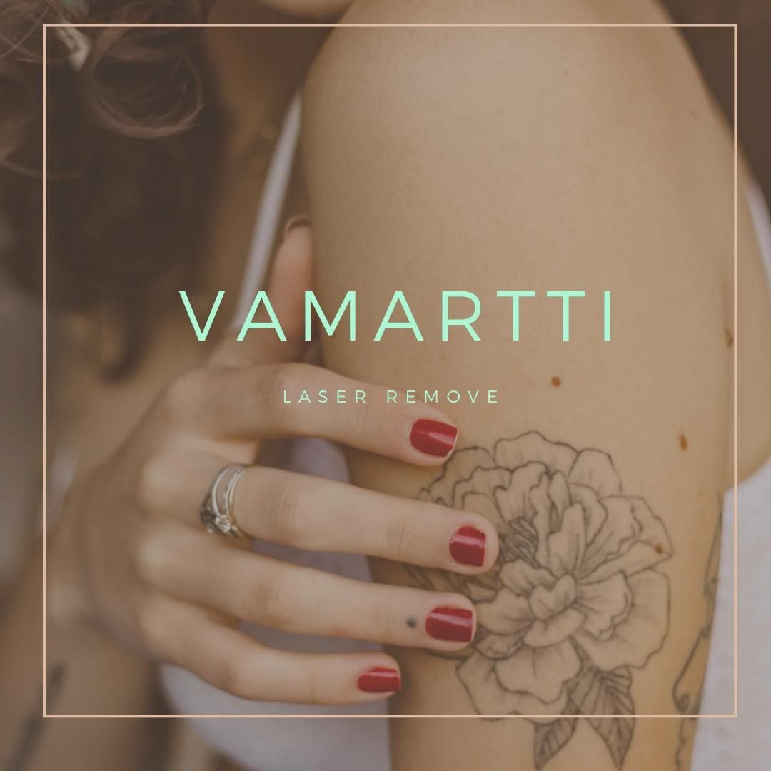 Una mujer tiene un tatuaje de una flor en el brazo.