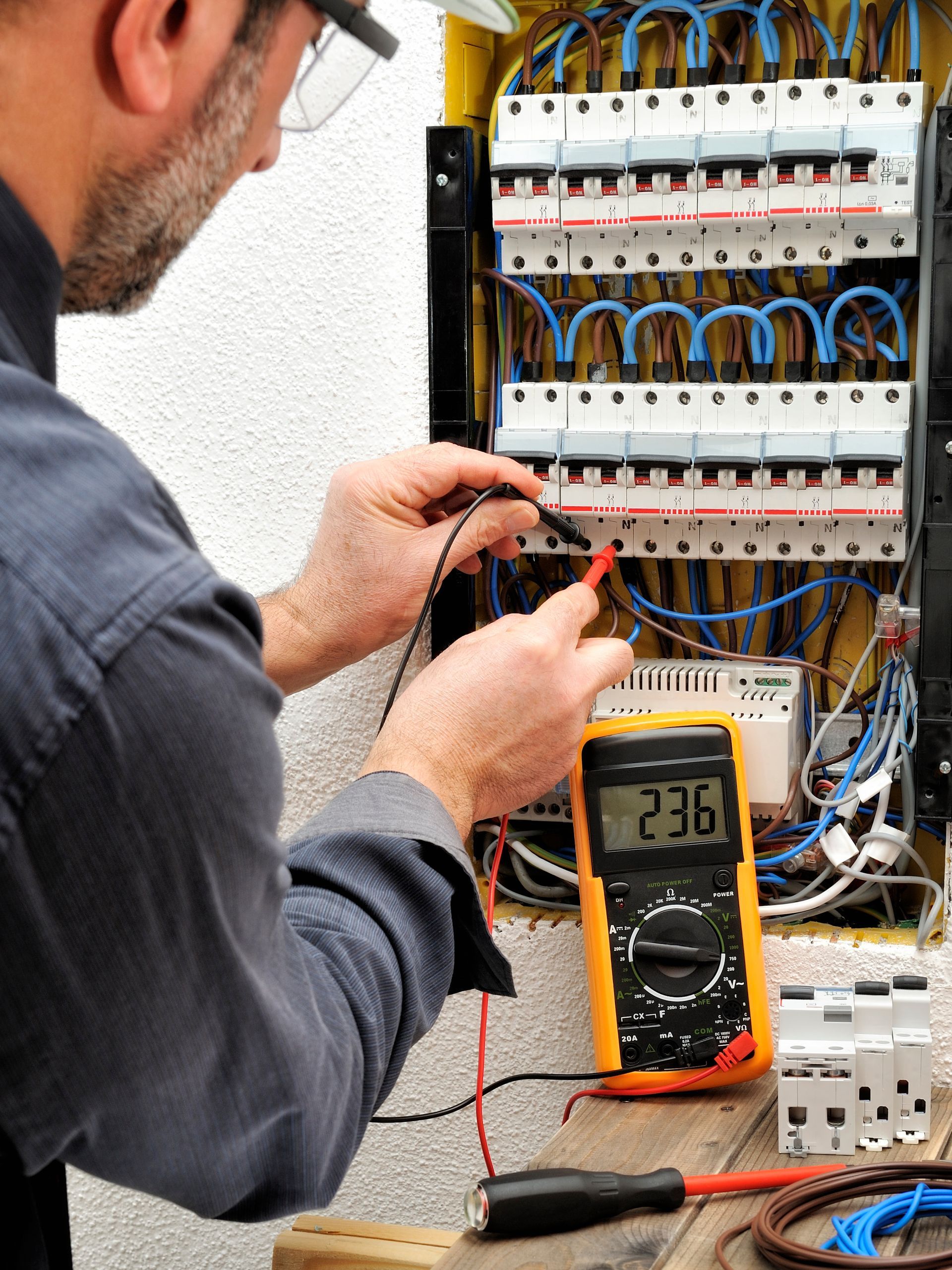 Électricien travaillant sur le disjoncteur d'une maison individuelle