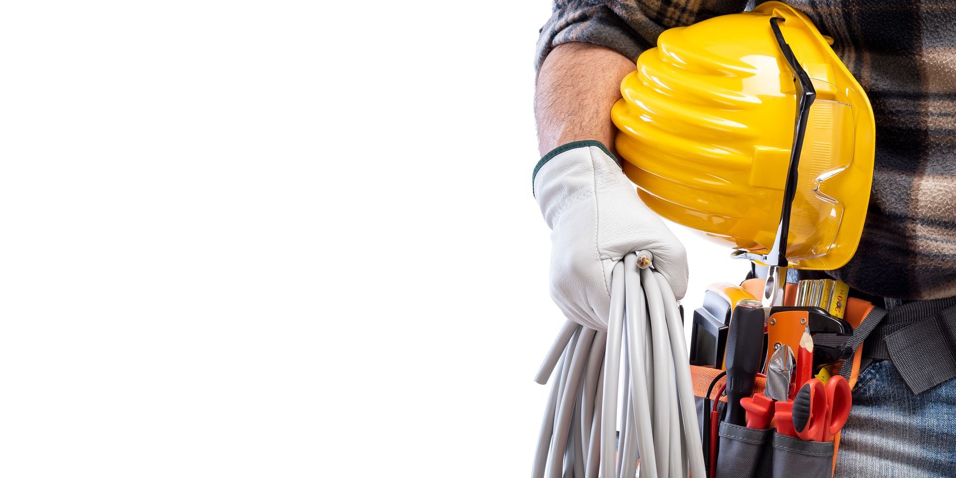 Électricien avec un rouleau de câble électrique à la main, un casque et une ceinture d'outils à la taille