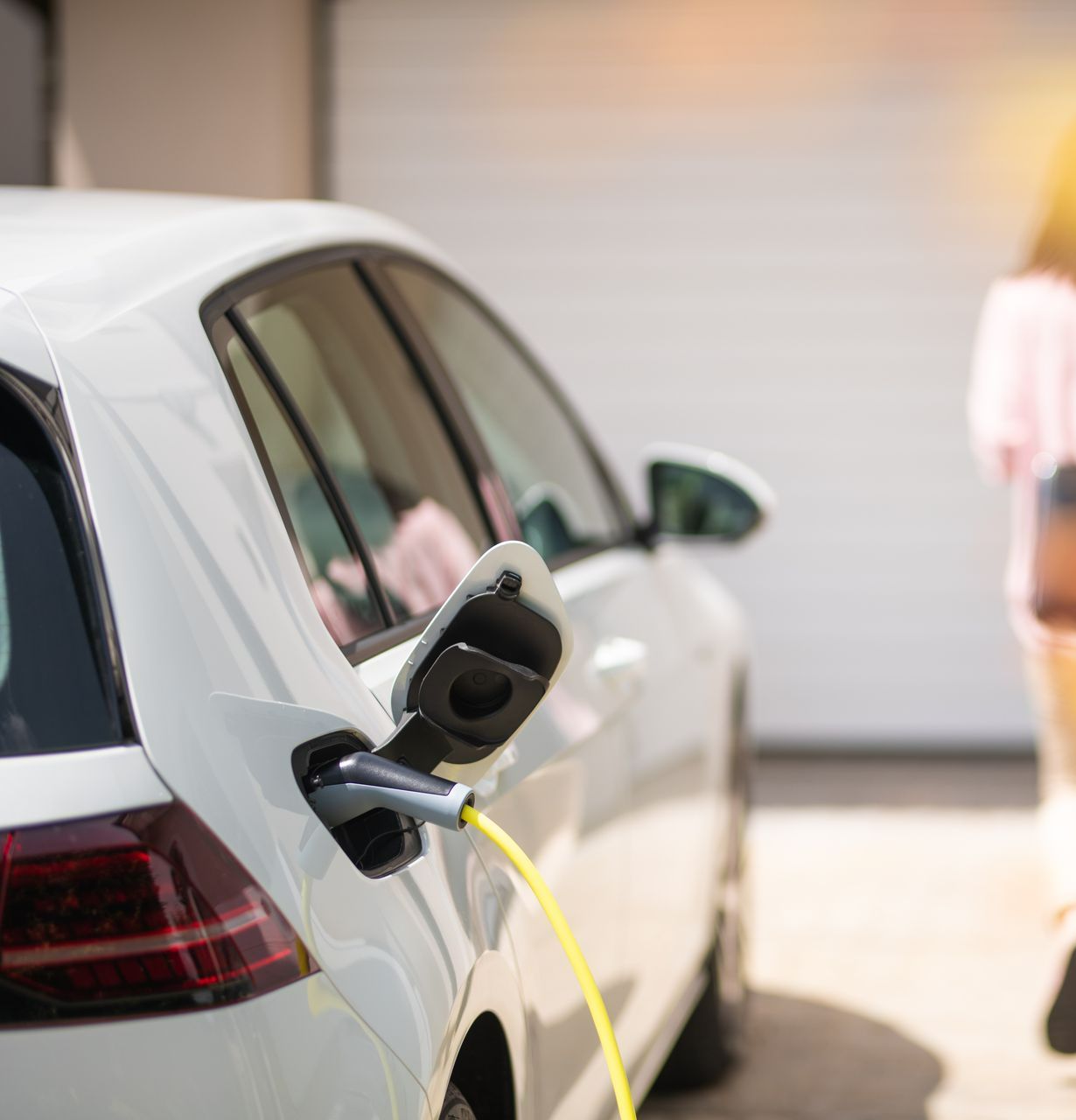 Voiture électrique branchée à un câble