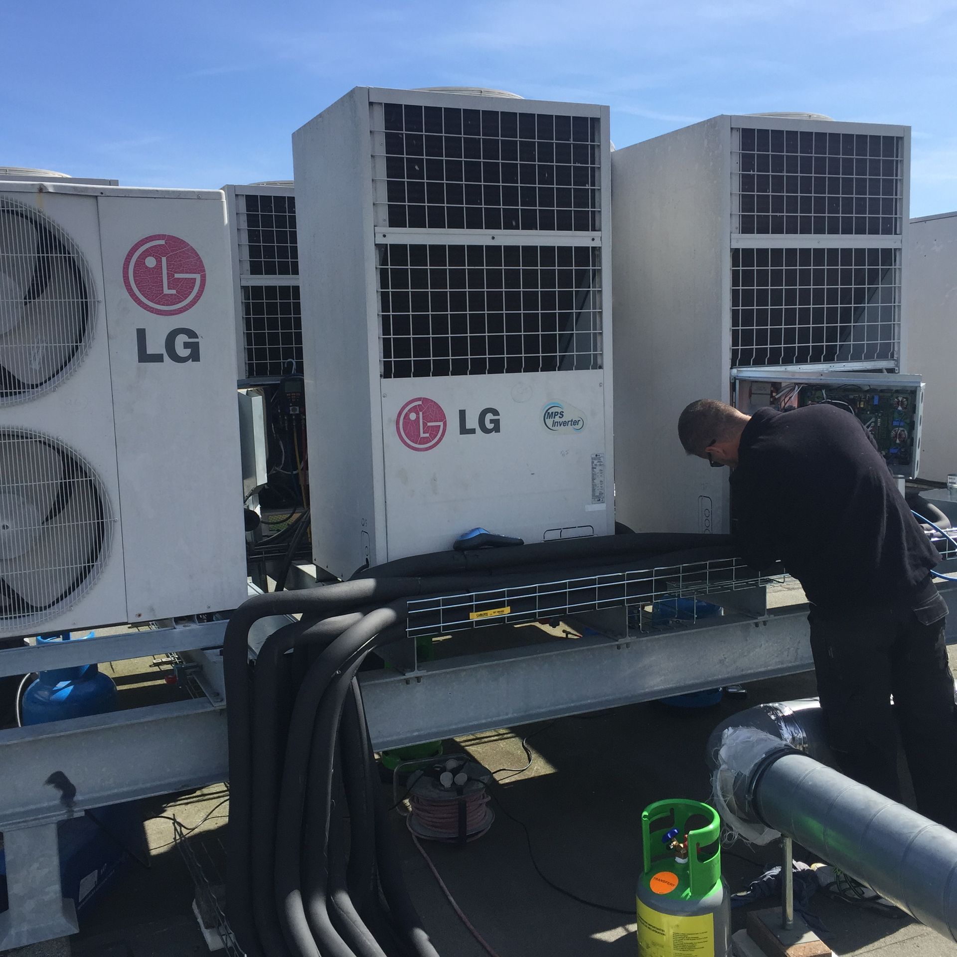 Technicien qui installe l'unité extérieure d'une pompe à chaleur