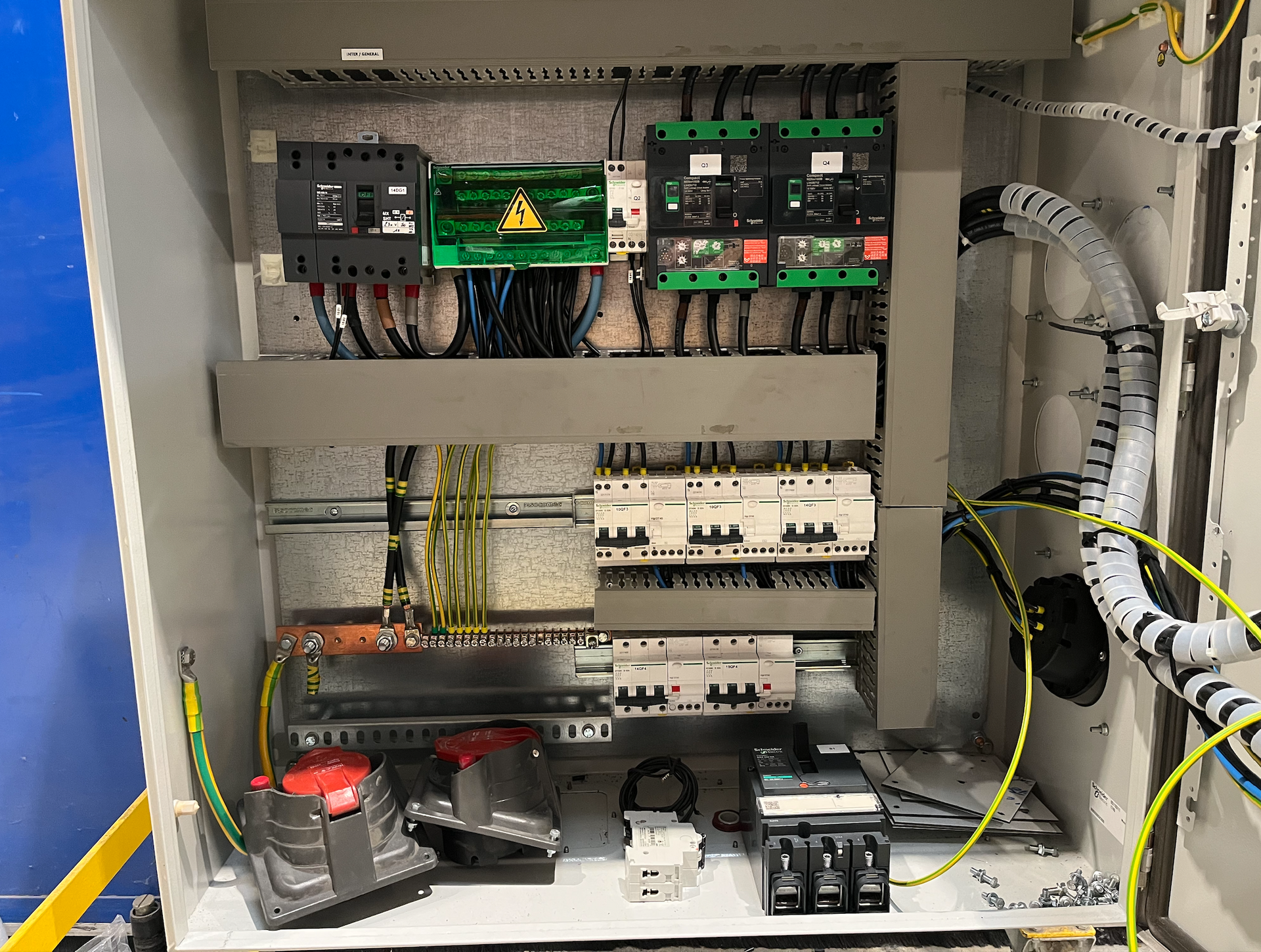 Mains gantées intervenant sur un tableau électrique