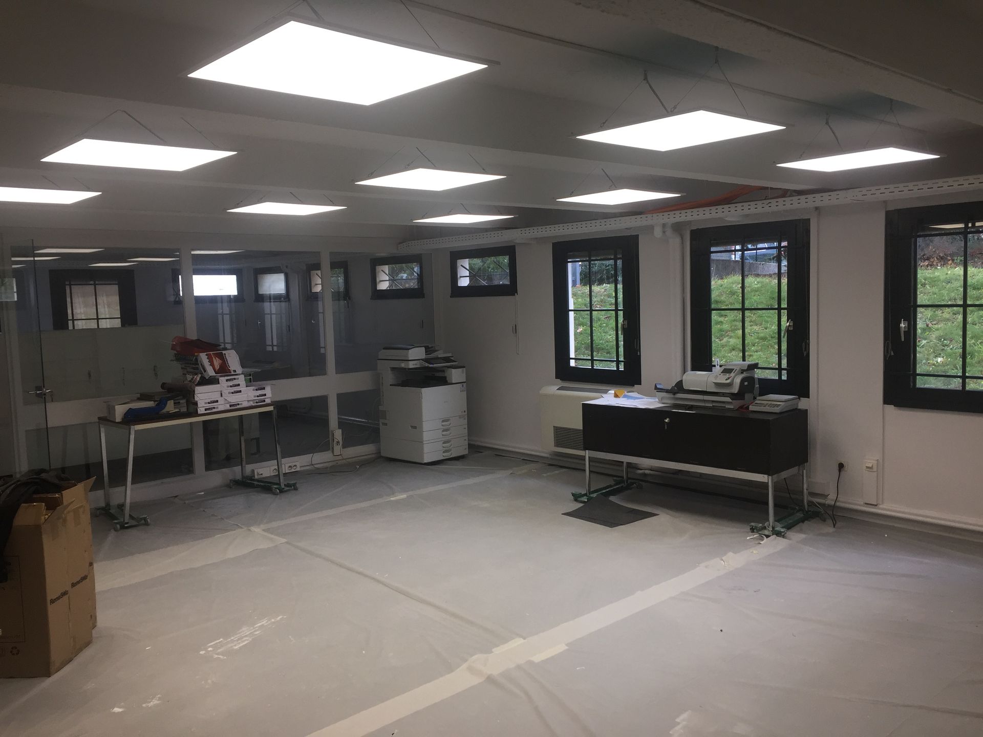 Bureaux d'entreprise lors de travaux d'installation de l'éclairage