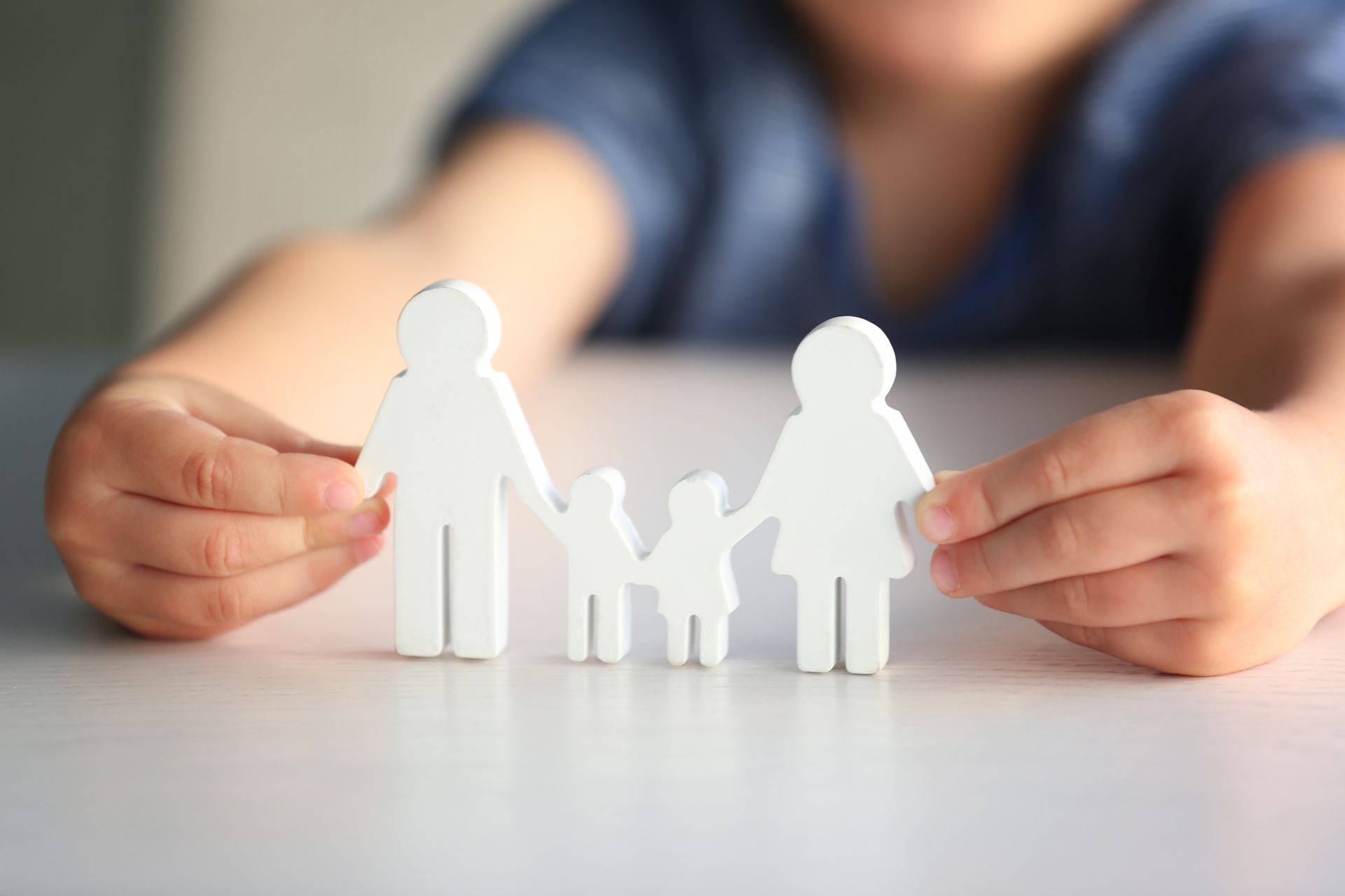 Une famille dessinée en papier