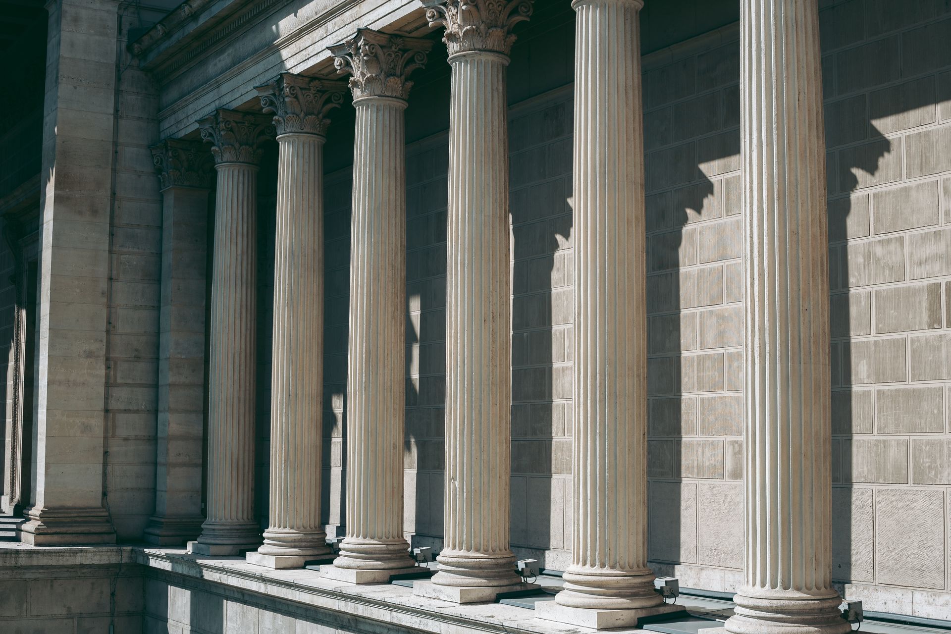 Les colonnes d'un tribunal