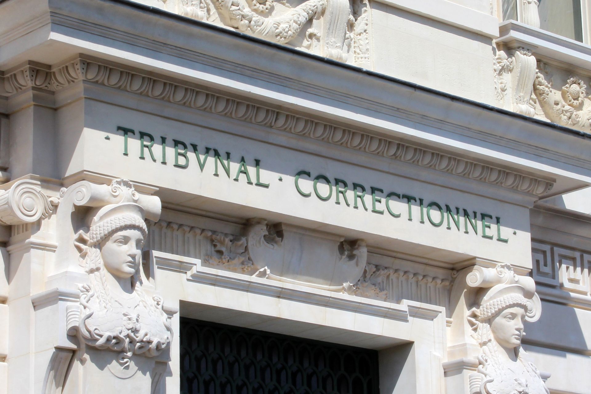 Devanture d'un tribunal correctionnel