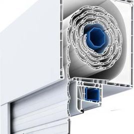 Una persiana blanca con un tubo azul en su interior.