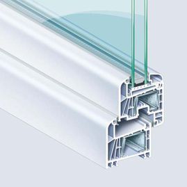 Un primer plano de un marco de ventana de plástico blanco con vidrio.