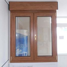 Un armario de madera con una puerta de cristal y dos ventanas.