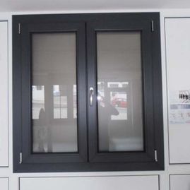 Un primer plano de una ventana con marco negro en una habitación.