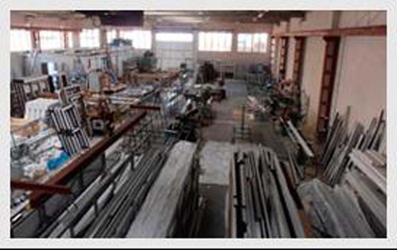 Un gran almacén lleno de muchas piezas de metal y maquinaria.