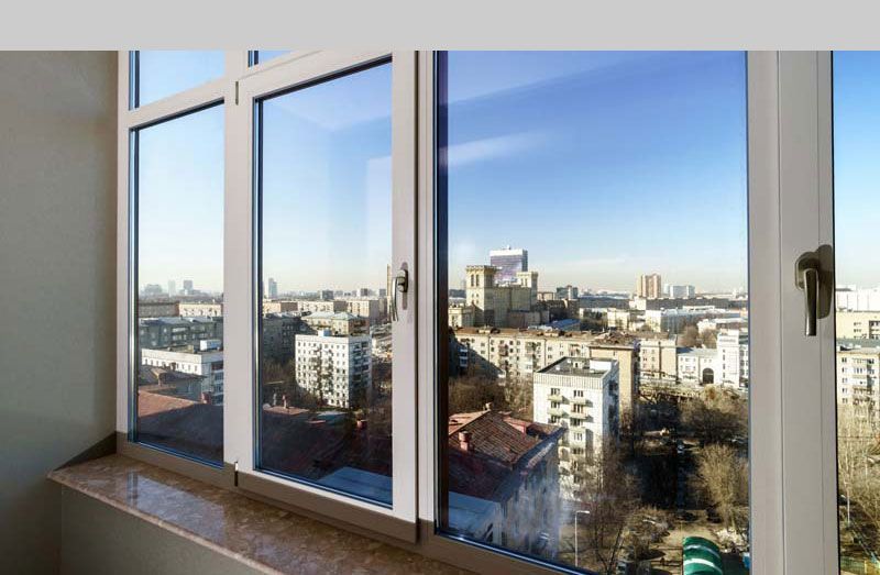 Una gran ventana con vista a una ciudad.