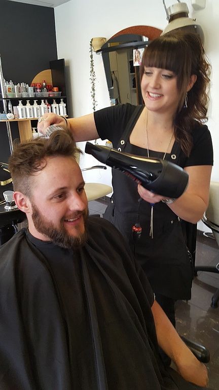 Bei der Arbeit - Hairstyling Annelise