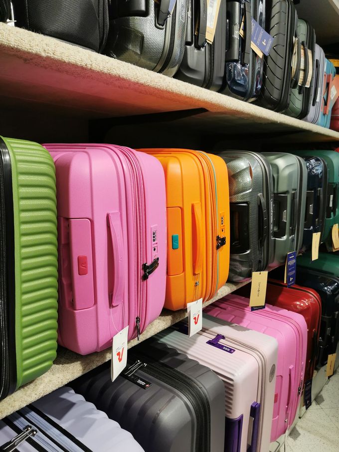 Cavalier, Roncato, matkalaukkuja myymälässä.