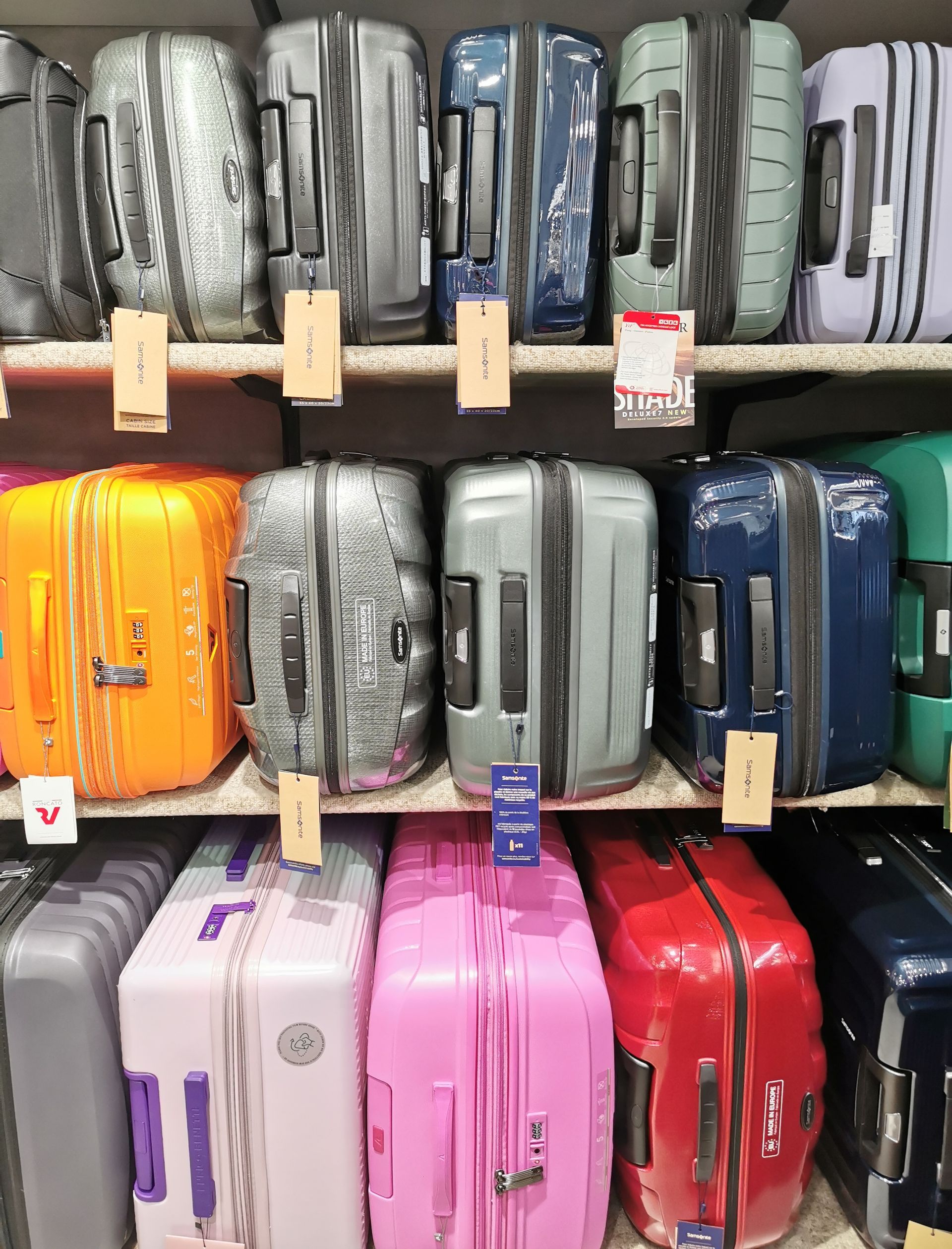 Roncato, Samsonite matkalaukkuja myymälässä
